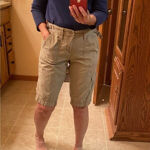 10/10$ Bundle 10 (4-5$) items for 10$. Calvin Klein Women's Tan Cargo Shorts.